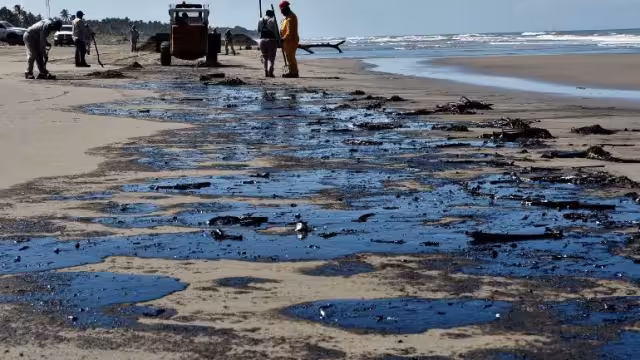 La corriente envió los grumos aceitosos a las playas de estados vecinos