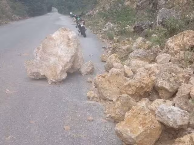Escombros bloquean parcialmente la vía en la zona cañera, tras las fuertes lluvias del fin de semana.