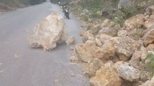 Escombros bloquean parcialmente la vía en la zona cañera, tras las fuertes lluvias del fin de semana.