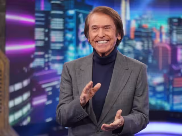 Raphael es trasladado de emergencia a hospital en Madrid.