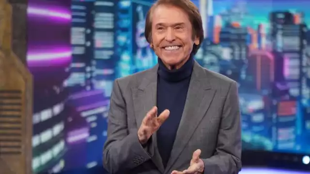 Raphael es trasladado de emergencia a hospital en Madrid.