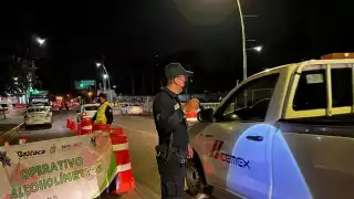 Conductor lesiona a dos policías al huir de alcoholímetro en CDMX