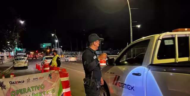 Conductor huye de alcoholímetro y lesiona a dos policías en la CDMX