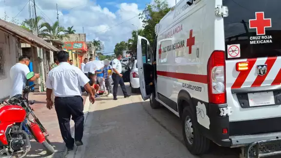 Paramédicos acudieron al lugar del accidente para evaluar a los lesionados