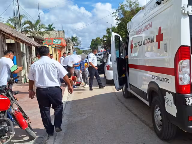 Paramédicos acudieron al lugar del accidente para evaluar a los lesionados