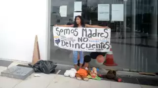 Madre bloquea el acceso al Centro de Justicia de Mérida; "Somos madres, no delincuentes", expone 
