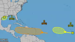 Uno de los sistemas tiene trayectoria hacia la Península de Yucatán, provocando lluvias muy fuertes.