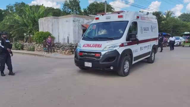 Paramédicos llegaron al lugar para atender a los lesionados.