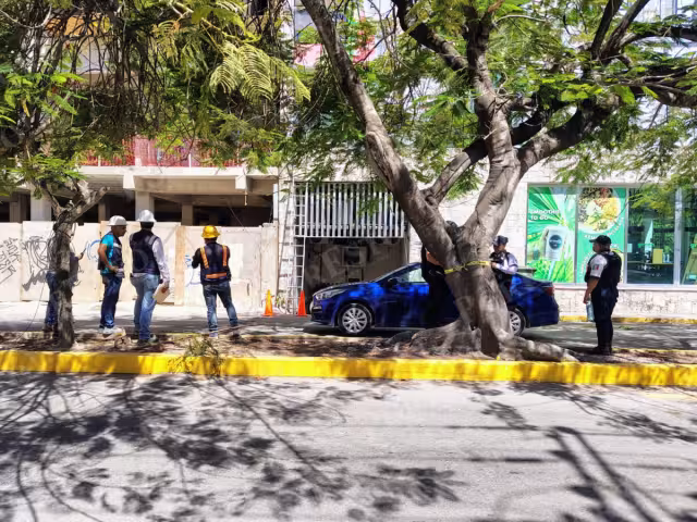 Las personas de la obra fueron evacuadas y la calle tuvo que ser cerrada por varios minutos