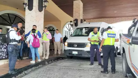 Personal de la Comisión Federal para la Protección contra Riesgos Sanitarios detectó anomalías en la preparación de alimentos, por lo que cerraron el lugar. Personal de la Comisión Federal para la Protección contra Riesgos Sanitarios detectó anomalías en la preparación de alimentos, por lo que cerraron el lugar.