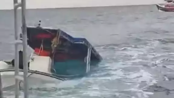 Embarcación se hundió en el arrecife Colombia de Cozumel, punto turístico muy popular. Embarcación se hundió en el arrecife Colombia de Cozumel, punto turístico muy popular.