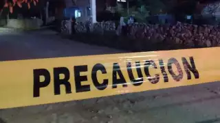 Paramédicos arribaron al fraccionamiento para atender al herido, quien presentaba una herida profunda