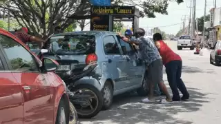  Conductora ebria causa daños en Ciudad del Carmen y vecinos evitan su fuga