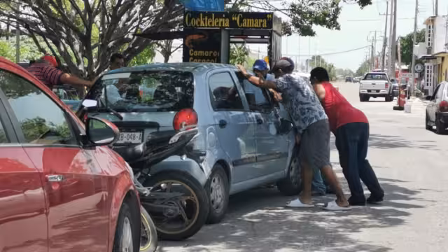 Una conductora en presunto estado de ebriedad causó daños a un vehículo estacionado en la colonia Solidaridad Urbana.