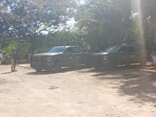 La caravana de vehículos patrulla ha generado expectación entre los residentes