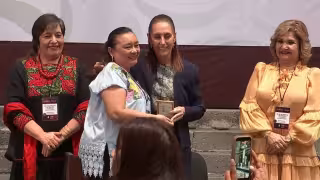Claudia Sheinbaum entregó la Medalla “Ignacio Manuel Altamirano” a 42 docentes con más de 40 años de servicio.