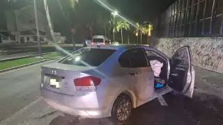 Conductor pierde el control de su vehículo y choca en el bulevar Kukulcán de la Zona Hotelera