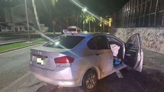 Debido al exceso de velocidad, el conductor perdió el control del vehículo Debido al exceso de velocidad, el conductor perdió el control del vehículo