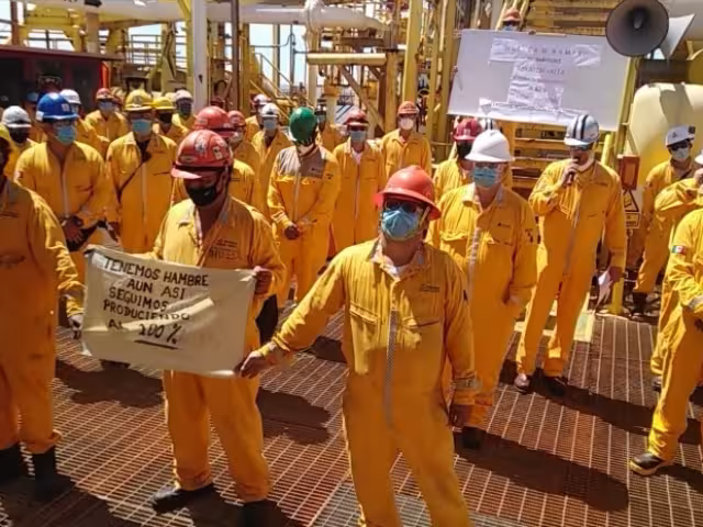Los trabajadores piden que se les proporcione una buena alimentación por parte de la empresa de catering que contrató Pemex Foto: Por Esto!
