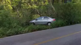 Tremendo susto: Familia resulta ilesa al salirse de la carretera rumbo a Seybaplaya