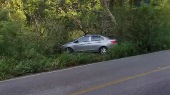 Pareja se accidenta en la carretera libre a Seybaplaya; sólo resultaron con un susto Pareja se accidenta en la carretera libre a Seybaplaya; sólo resultaron con un susto