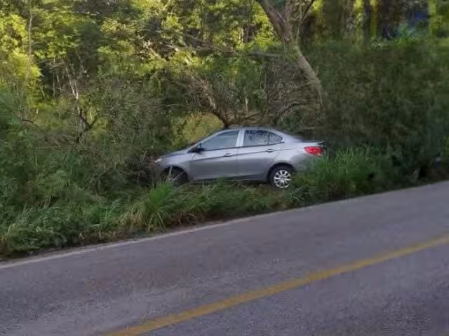 Pareja se accidenta en la carretera libre a Seybaplaya; sólo resultaron con un susto