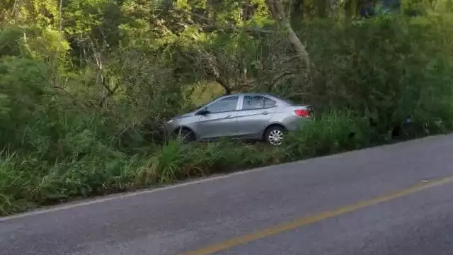 Pareja se accidenta en la carretera libre a Seybaplaya; sólo resultaron con un susto