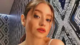 Karol Sevilla vista besando a Diego Monroy, futbolista del América 