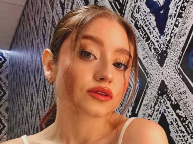 Karol Sevilla causa revuelo al ser avistada besándose con futbolista del América, Diego Monroy.