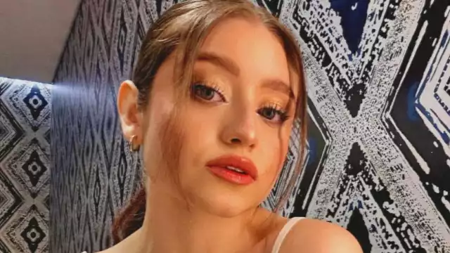 Karol Sevilla causa revuelo al ser avistada besándose con futbolista del América, Diego Monroy.