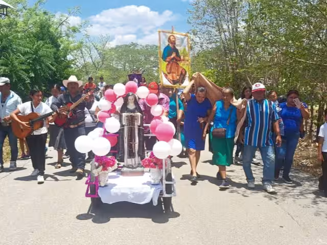 Los pobladores llevaron la imagen de la beata por las principales calles de la localidad.