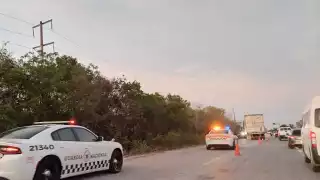 Tráiler casi vuelca por pestañazo y provoca tráfico lento en la Champotón-Campeche 