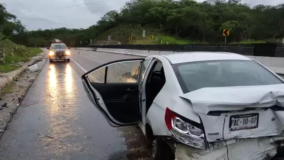 Automovil sufre accidente vial en 'la curva del diablo' en Campeche Automovil sufre accidente vial en 'la curva del diablo' en Campeche