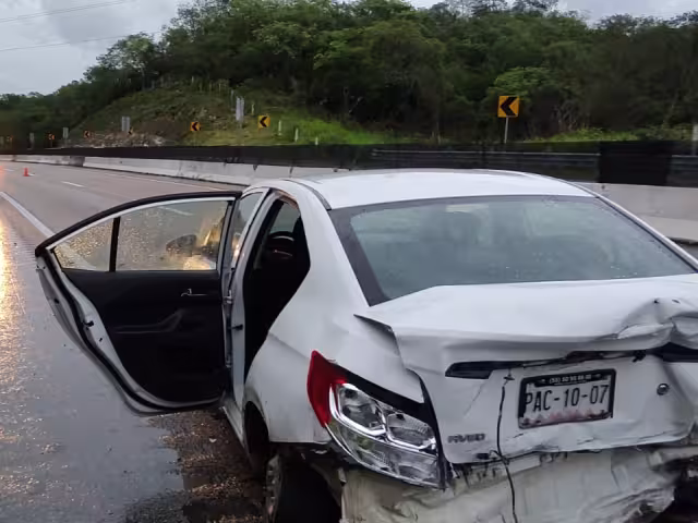 Automovil sufre accidente vial en 'la curva del diablo' en Campeche