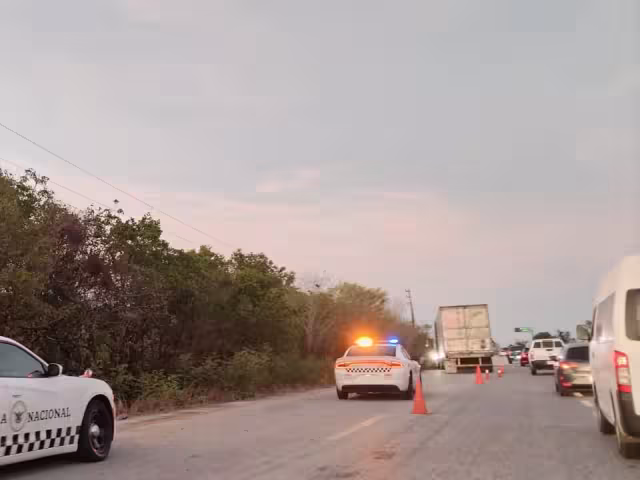 Un tráiler casi vuelca en la carretera Champotón-Campeche al quedarse dormido el conductor