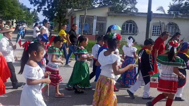 Estudiantes de primaria festejan la Independencia de México