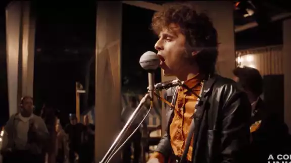 Timothée Chalamet interpreta a Bob Dylan en Un Completo Desconocido.