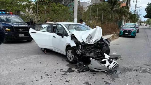 El conductor de un auto particular no respetó su alto obligatorio.