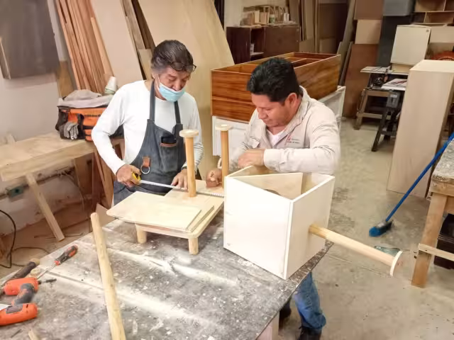 Las personas buscan aprender diferentes oficios para poder emprender un negocio.