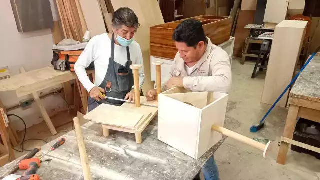 Las personas buscan aprender diferentes oficios para poder emprender un negocio.