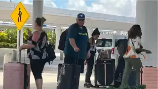 “Es un alivio que no nos estén acosando": Turistas celebran la ausencia de transportistas ilegales en el aeropuerto de Cancún  