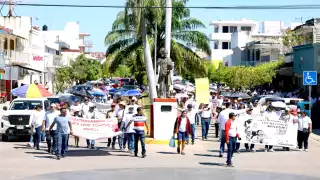 Más de 15 mil burócratas “tomaron" las calles de Quintana Roo para protestar contra la reforma del ISSSTE