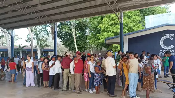 Largas filas se han presentado en las casillas para votar en Yucatán Largas filas se han presentado en las casillas para votar en Yucatán
