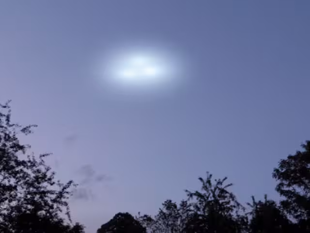 Un usuario de Tik Tok logró captar un conjunto de luces misteriosas sobrevolando Homún