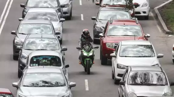 El programa Hoy No Circula es una medida ambiental que restringe la circulación vehicular en días específicos El programa Hoy No Circula es una medida ambiental que restringe la circulación vehicular en días específicos