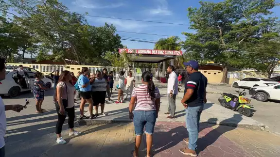 Padres de estudiantes exigen la intervención de autoridades Padres de estudiantes exigen la intervención de autoridades