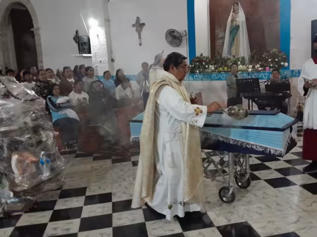 Con aplausos, cantos y oraciones, se llevó a cabo la misa de cuerpo presente de Manuela de Jesús Zi Has, fallecida en un accidente carretero