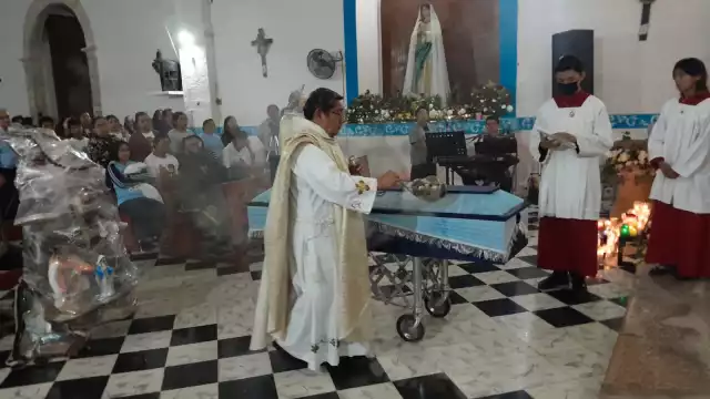 Con aplausos, cantos y oraciones, se llevó a cabo la misa de cuerpo presente de Manuela de Jesús Zi Has, fallecida en un accidente carretero