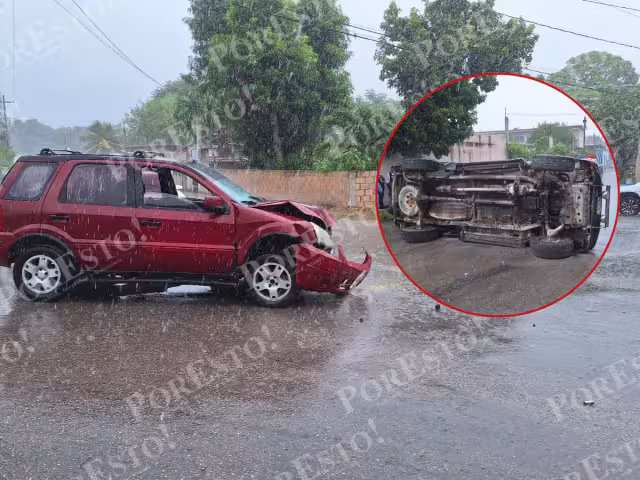 Debido a la fuerza del impacto, una de las unidades quedó volcada en el pavimento