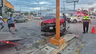 Aparatoso accidente en Cancún: Conductor termina impactado contra un semáforo  